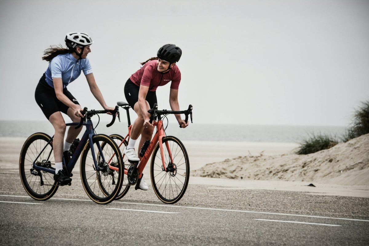 deux cyclistes en bord de mer